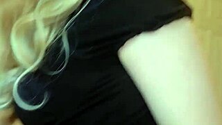 Η μητριά μου σκοντάφτει και πέφτει ακριβώς στο σκληρό μου πούτσο