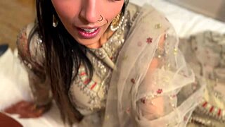 تصوير تيك توك مع مؤثرة مسلمة قبل العيد، ثم نيك بينما الزوج بعيد!