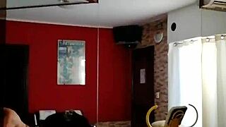 joven desconocido disfruta de una buena cojida de mi mujer por dinero