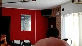 joven desconocido disfruta de una buena cojida de mi mujer por dinero