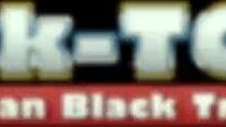 Črna trans lepota drka kurca v kuhinji