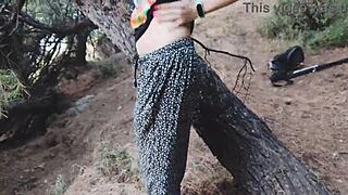 Seks berisiko di hutan dengan pemandangan laut cantik di 4K!