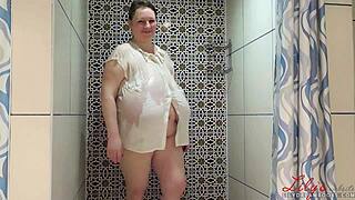 Κουνάω τα τεράστια στήθη μου 😏