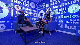 Violet Lover razbije rekorde v orgazmih z vibrirajočim strojem na podcastu Juana Bustosa z bronastimi krivuljami