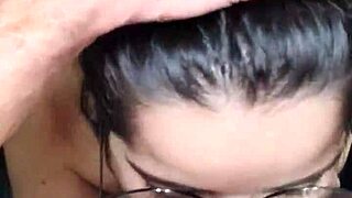 acabou de sair do banho e white moon chupou meu pau até gozar na cara