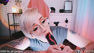 She performs a full live pussy show