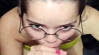 acabou de sair do banho e white moon chupou meu pau até gozar na cara