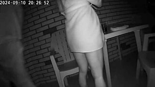 Cosa succede quando la moglie scopa l'amico del marito per i debiti? Tradimento reale!