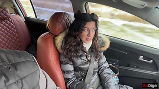 Ryzykowny seks w samochodzie na widoku z masywnym wytryskiem na twarz