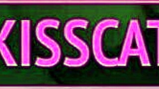 Posinak gleda kako posinka masturbira na kauču, onda je jebe u krevetu sa creampie-jem