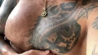 Hey Viktor Rom, papi musculoso tatuado, masturba tu gran polla desnudo