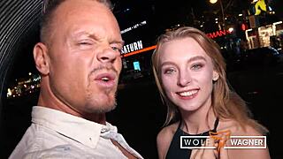 マジで、若い観光客リリー・レイがベルリンでブラインドデートで犯された！