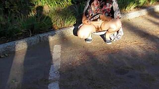 Kosmata zrela kaže svoje dobro v parku!