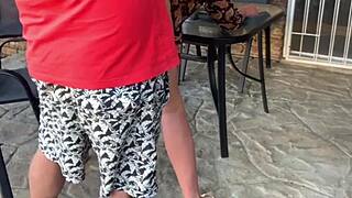 La matrigna fa seghe reciproche all'aperto che finisce con creampie.