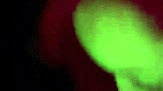 แม่เลี้ยงดูดควยในลานจอดรถ