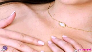 Umm, this enchantin’ brunette beauty flauntin’ her sexy curves!