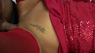 Renee Richards dobi ogromen cumshot na sise, Stacey Saran pa gleda