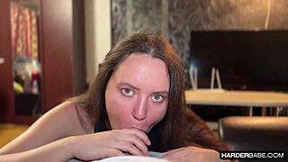 Trhajíc její rybí punčochy, jezdí jako profík... silněji, zlato! 😏