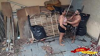 Gordinha gostosa deu o cu para o cunhado na casa abandonada.