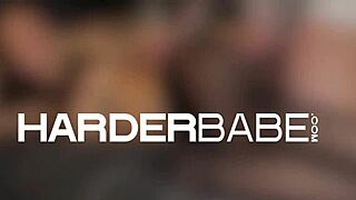 Trhajíc její rybí punčochy, jezdí jako profík... silněji, zlato! 😏