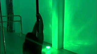 Chica Pinay baila pole en tacones, dominando aros aéreos.