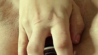 Kiusoittelen perseäni useilla villillä dildoilla