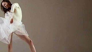 Gymnaste russe blonde s'étire nue