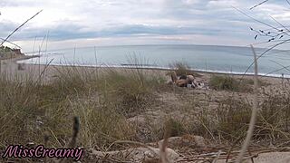 Prof de français salope donne une pipe publique sur la plage nudiste.