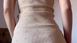 超级辣的小18+妹子Maiskii，用假鸡巴和手指玩弄她湿湿的剃毛小穴