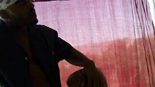 واو، صوفيا ماوندز تحب ذلك الزب الأسود الكبير!