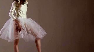 Gymnaste russe blonde s'étire nue