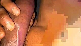 熟女がデカ黒チンポを口いっぱいに咥え込む！