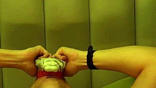 巨狼用粗舌侵犯男大学生的口穴