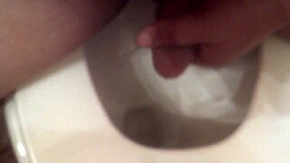 Drkám si s mojí oblíbenou hračkou