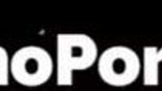 uma esposa encontra felicidade com a ajuda do amigo do marido em uma narrativa.