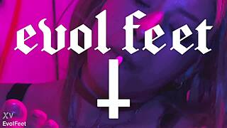 Even while smoking, she can't stop worshiping her lover's feet