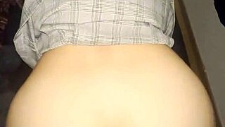 Verlegen schoolmeisje wordt wild na school met Latina flair