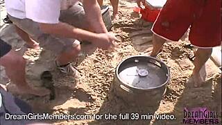 بيكيني وصدر معروض في حفلة شاطئ تكساس الجامحة مع كس ساخن