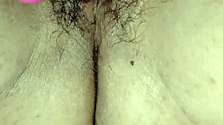 perra madura se masturba con su consolador