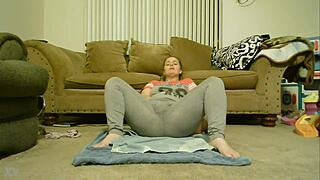 anastaisa squirts aka daddyslilsquirt masturbating in leggings