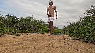 The guy gave a blowjob to his girl on the beach