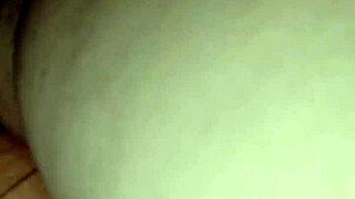 perra madura se masturba con su consolador