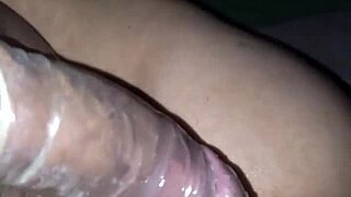 สาวหนุ่มโชว่่ก้นสวยสมบูรณ์และเสน่ห์พรหมจารีบริสุทธิ์