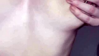 饥渴英国骚货用玩具自慰