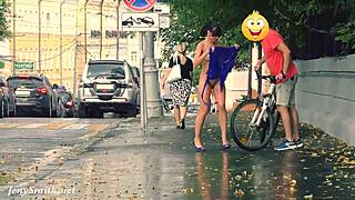 Gizli kamera Jeny'yi halka açık alanda çıplak yakalıyor