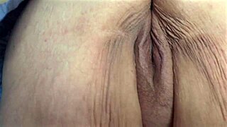 Agen Properti di Gaun Mini Bersihkan Properti dengan Tampilan Close-Up.