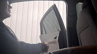 Punheta arriscada na rua para estudante que estava no ponto de ônibus