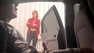 Punheta arriscada na rua para estudante que estava no ponto de ônibus