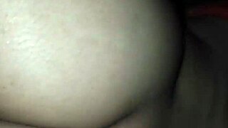 Młoda dziewczyna popisuje się idealnym tyłkiem i nietkniętym dziewiczym urokiem