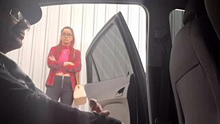 Punheta arriscada na rua para estudante que estava no ponto de ônibus